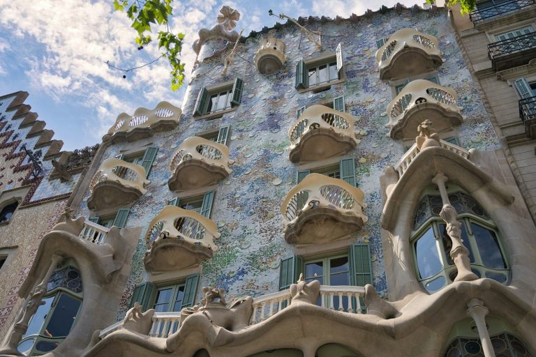 Façade de la Casa Batlló, œuvre de Gaudí, sur le passeig de Gràcia, dans l’Eixample à Barcelone