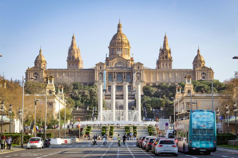 Le Palau Nacional sur la colline de Montjuïc, vu depuis l’avinguda de la Reina Maria Cristina, à Barcelone