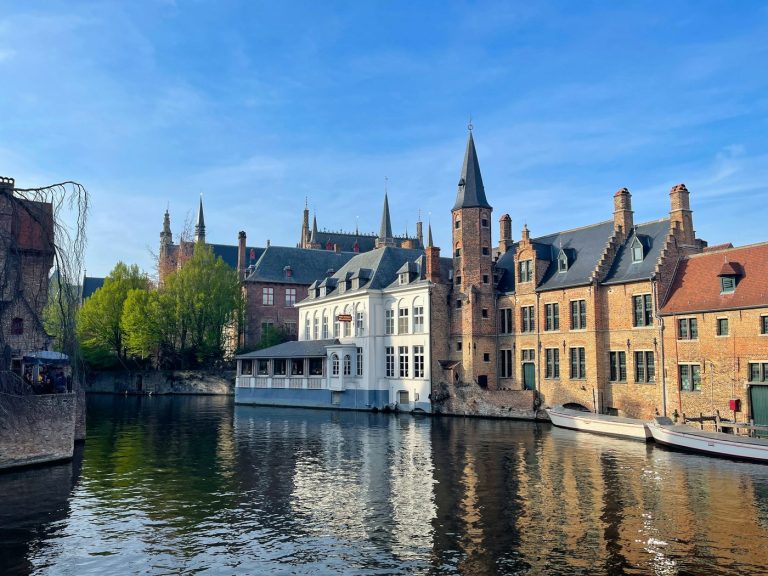 Un canal de Bruges bordé de maisons anciennes, dans le centre historique