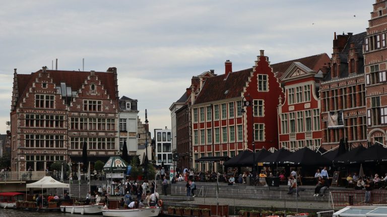 Les façades du quai Graslei au bord de la Lys, dans le centre de Gand