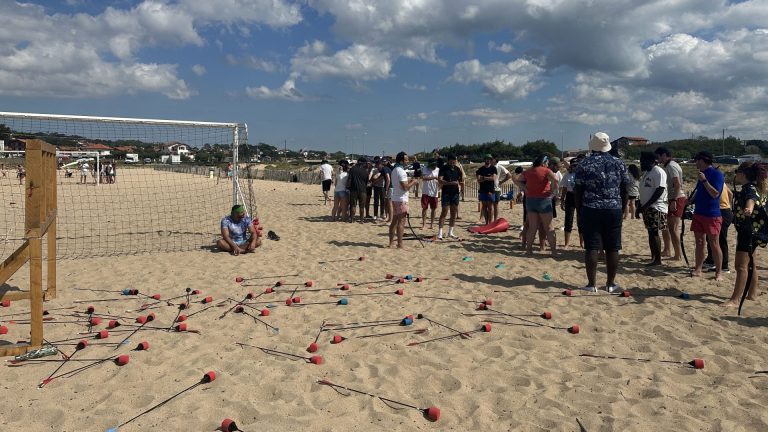 Collaborateurs de MYM réunis autour d’un animateur sur une plage de Biarritz, avant des jeux d’équipe