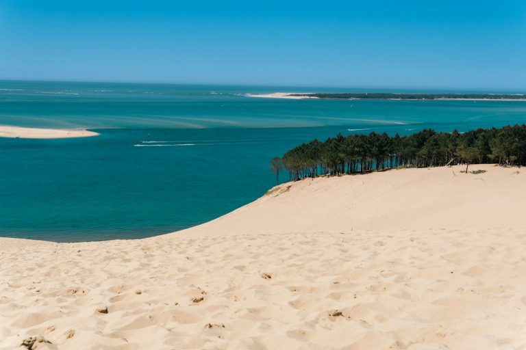 La dune du Pilat au bord des eaux turquoise du bassin d’Arcachon
