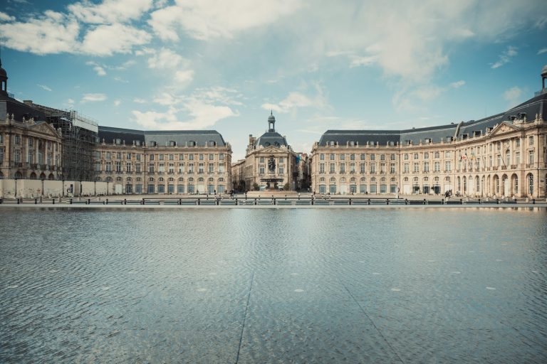 La place de la Bourse et le miroir d’eau, sur les quais de Bordeaux