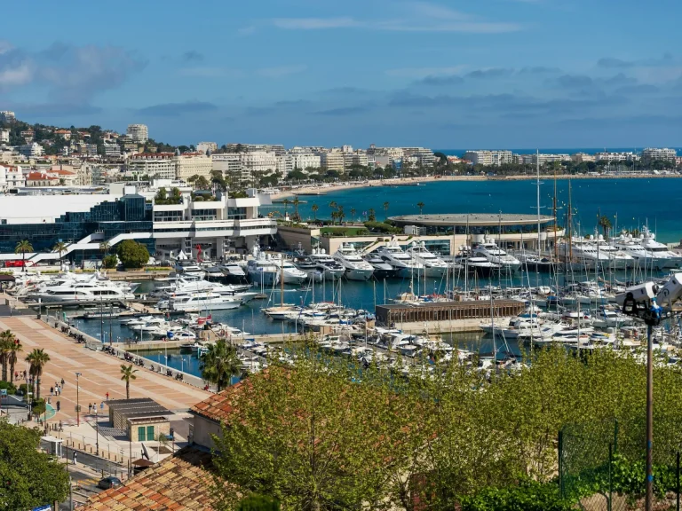 Le Vieux-Port de Cannes, le Palais des Festivals et la baie de la Croisette, vus depuis les hauteurs de la ville