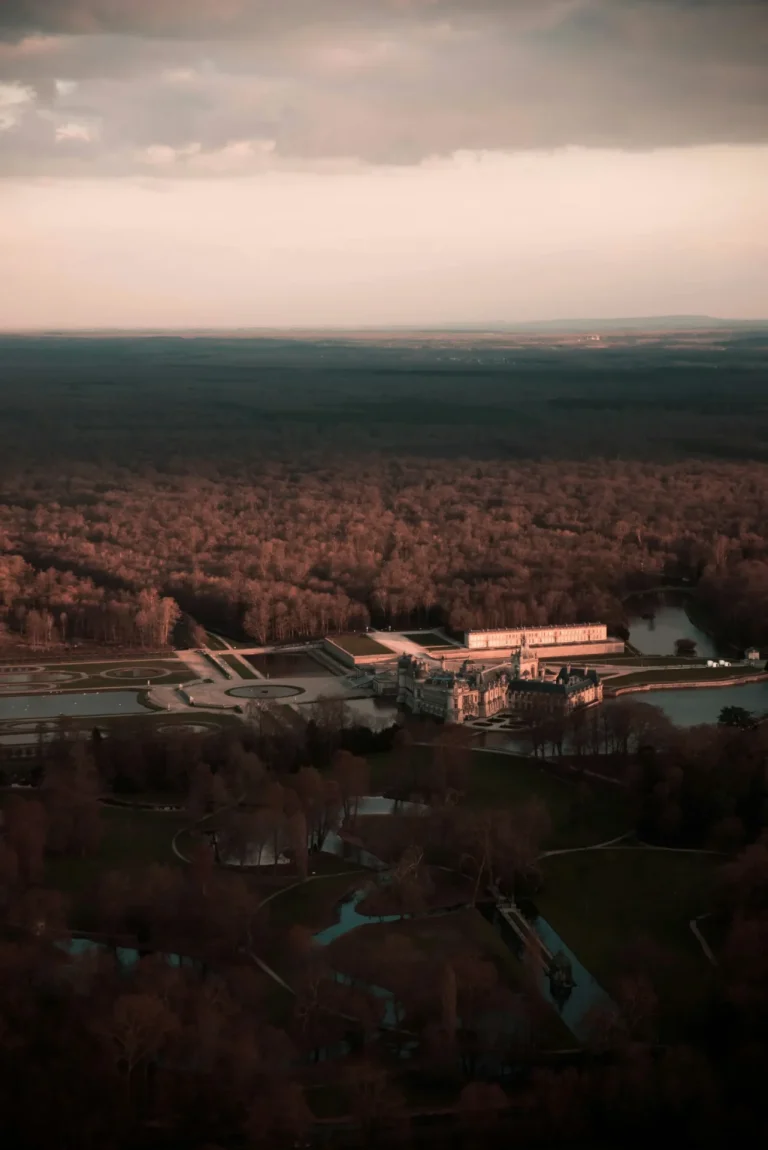 La forêt de Chantilly et le domaine du château au crépuscule, vus du ciel