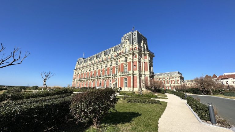 Façade en brique rouge et pierre d’un hôtel aux allures de château, bordé de jardins, à Biarritz, lieu du séminaire résidentiel de Husqvarna