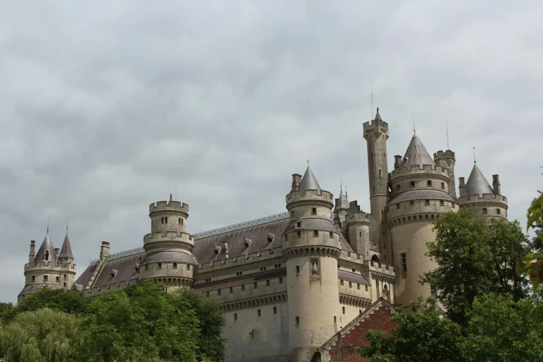 Les tours du château de Pierrefonds au-dessus des arbres, près de Compiègne, dans l’Oise
