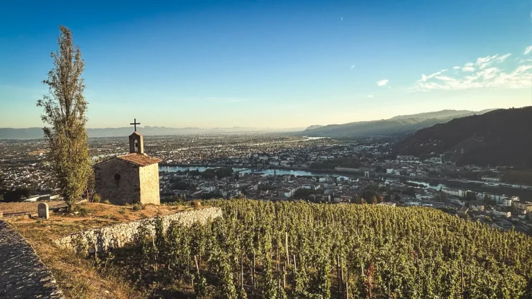 La chapelle Saint-Christophe et les vignes de la colline de l’Hermitage, au-dessus du Rhône, à Tain-l’Hermitage