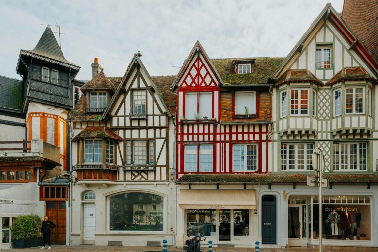 Façades à colombages typiques du centre de Deauville