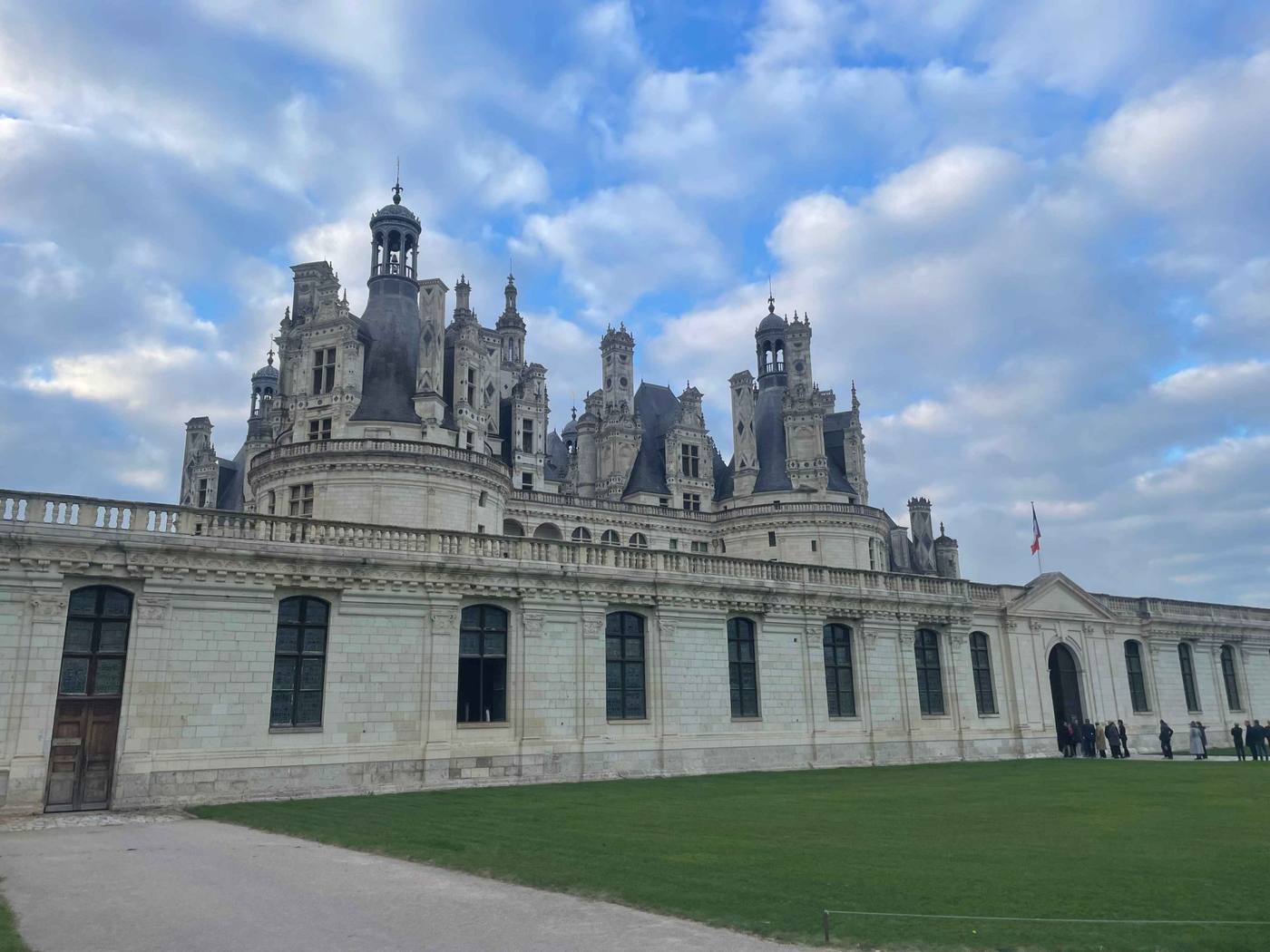 Façade du château de Chambord sous un ciel nuageux, visité par les dirigeants de Generali pendant leur séminaire annuel organisé par Weevup