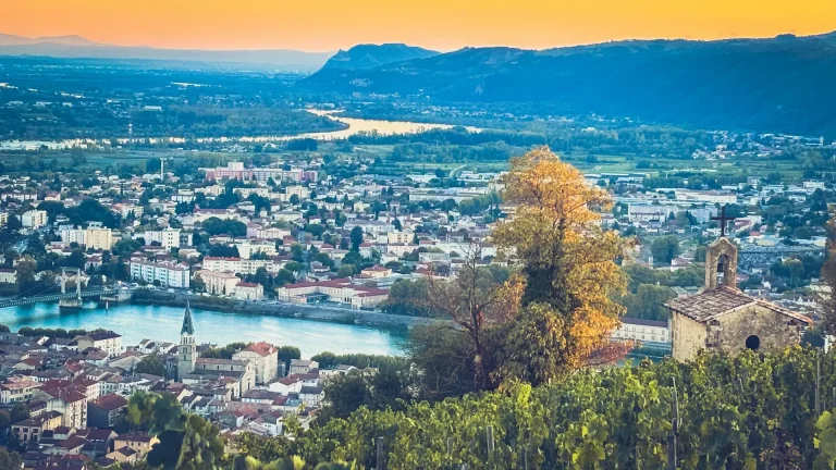 Le Rhône et Tain-l’Hermitage vus depuis les vignes de la colline de l’Hermitage, avec la chapelle Saint-Christophe au premier plan