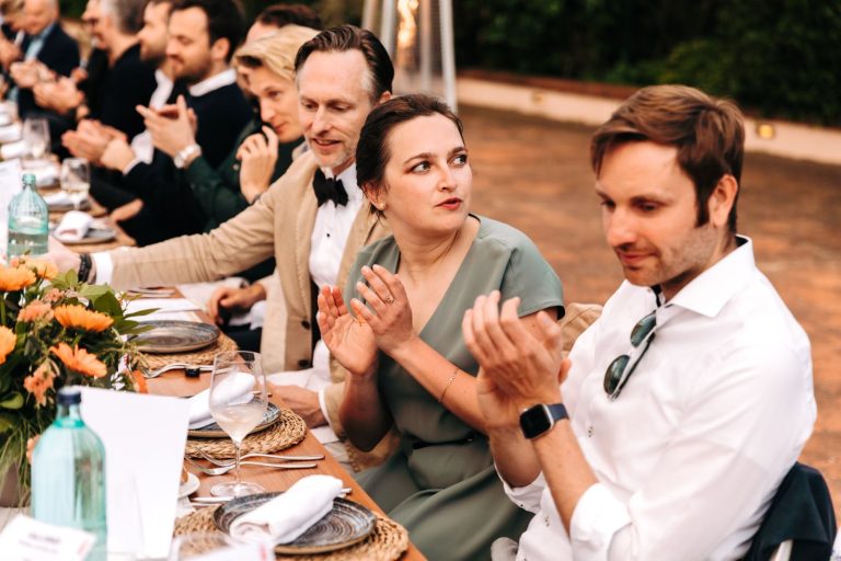 Dîner en terrasse du séminaire Cherry Ventures près de Barcelone : invités attablés qui applaudissent