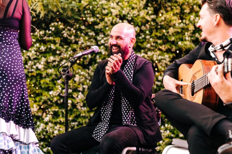Chanteur et guitariste de flamenco pendant le dîner du séminaire Cherry Ventures, près de Barcelone