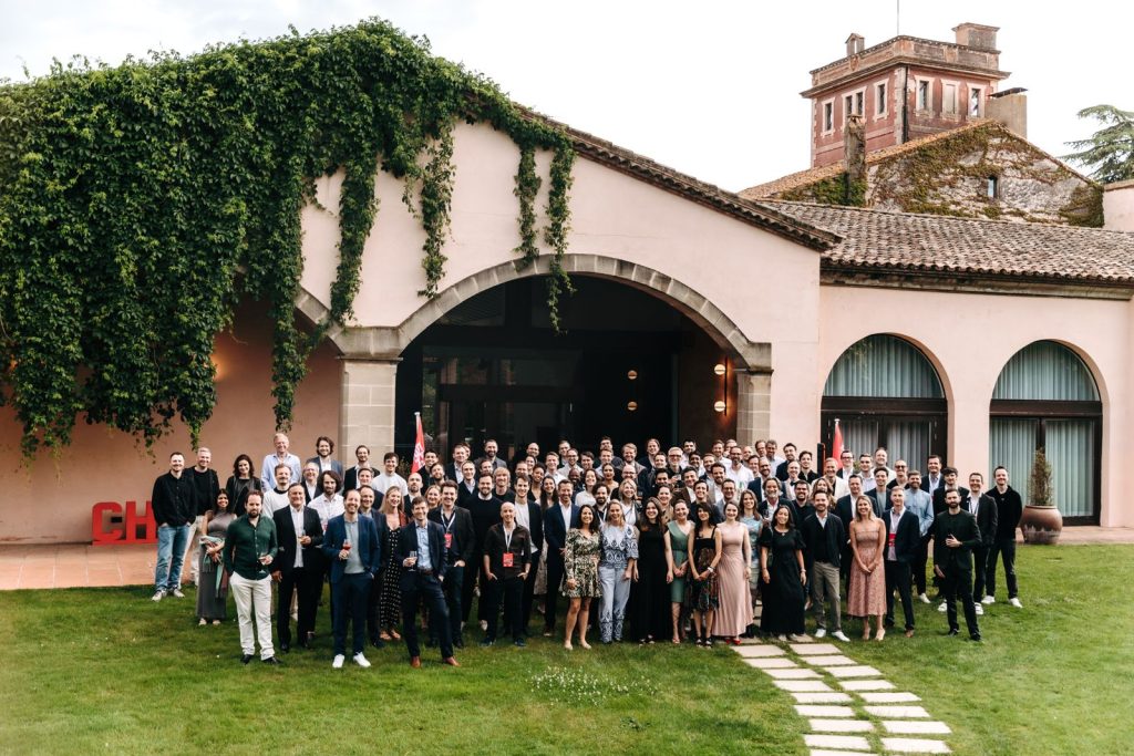 Les participants du séminaire Cherry Ventures réunis devant le bâtiment à arcades du campus La Mola, près de Barcelone
