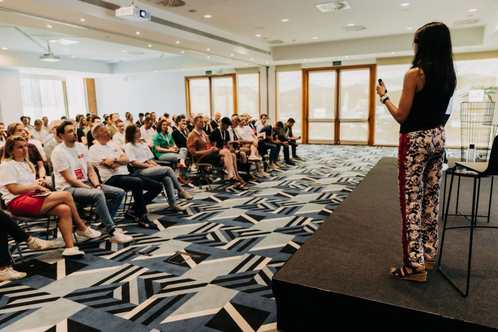 Plénière du séminaire Cherry Ventures au campus La Mola, près de Barcelone : intervenante sur scène face aux participants