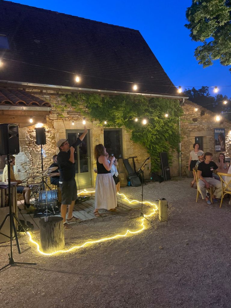 Musique live à la nuit tombée sous les guirlandes du Domaine de Saint Amand, séminaire HelloAsso organisé par Weevup