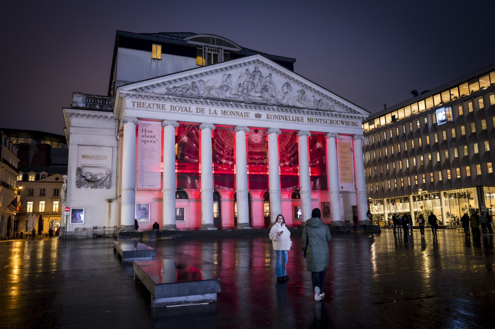 Le Théâtre royal de la Monnaie à Bruxelles éclairé de nuit, lors de la convention d'hiver du Groupe Positive organisée par Weevup