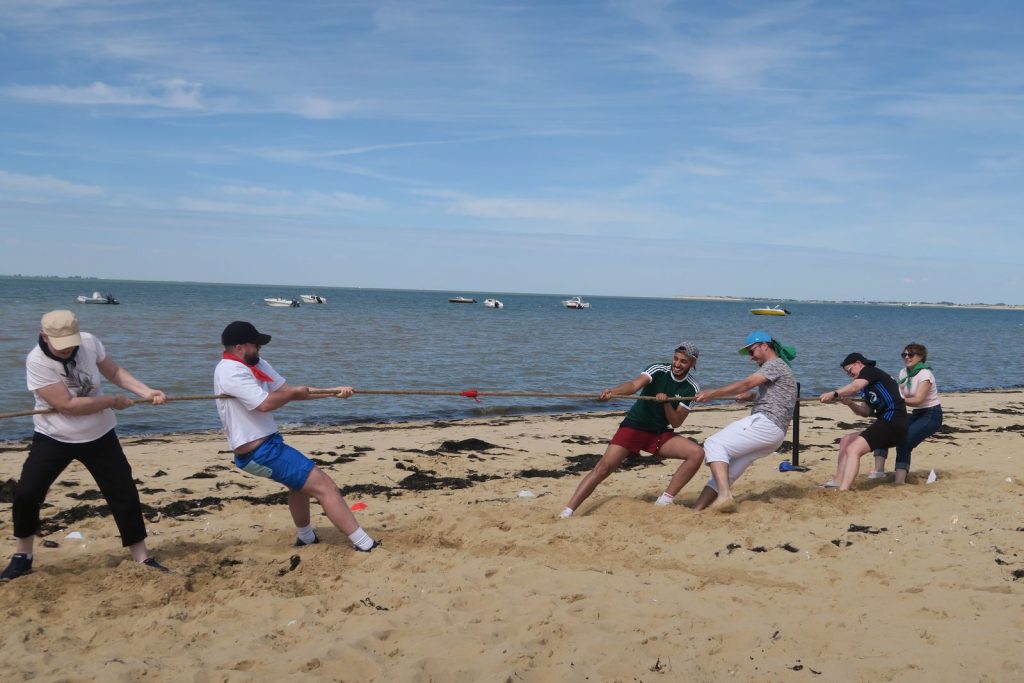 Deux équipes de Swiss Life au tir à la corde sur la plage de Rivedoux-Plage, face à la mer, pendant les Olympiades du séminaire sur l’île de Ré