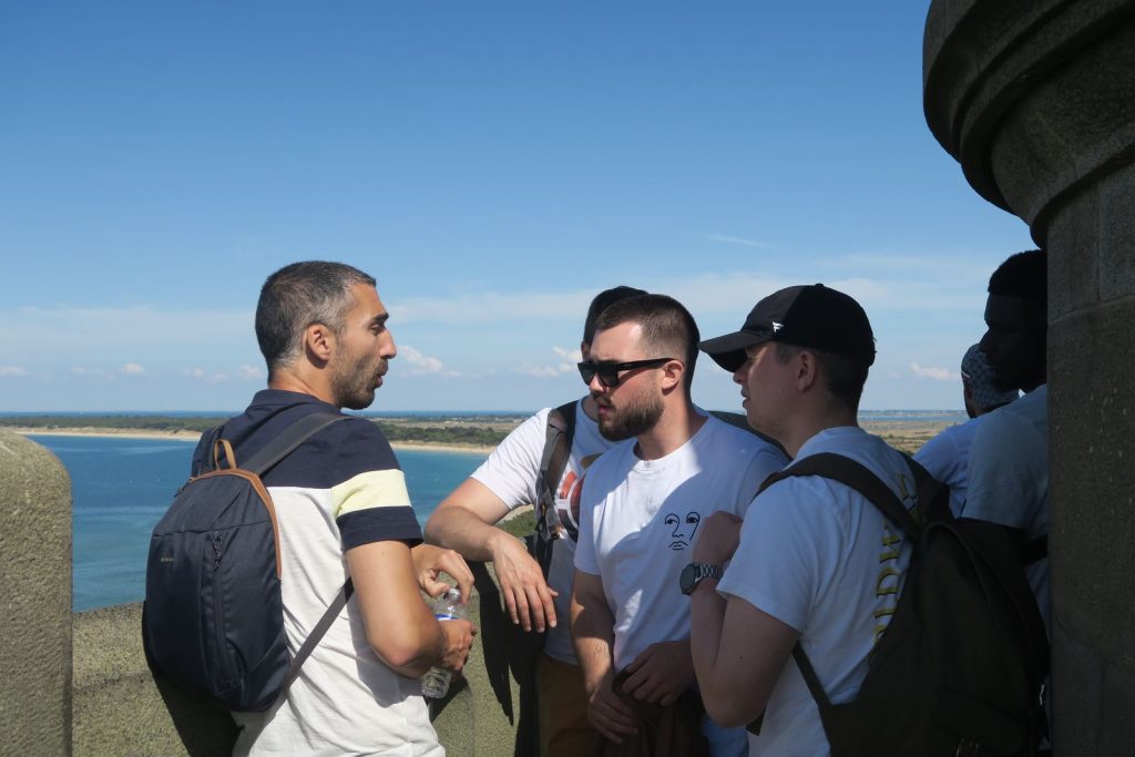 Participants du séminaire Swiss Life au sommet du phare des Baleines, avec la côte de l’île de Ré et l’océan en arrière-plan