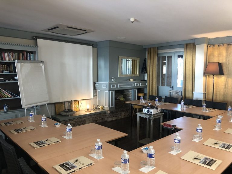 Salle de réunion de l’Hôtel de La Marée, à Rivedoux-Plage, installée en U avec écran, paperboard et vidéoprojecteur pour la matinée de travail du séminaire de Swiss Life sur l’île de Ré