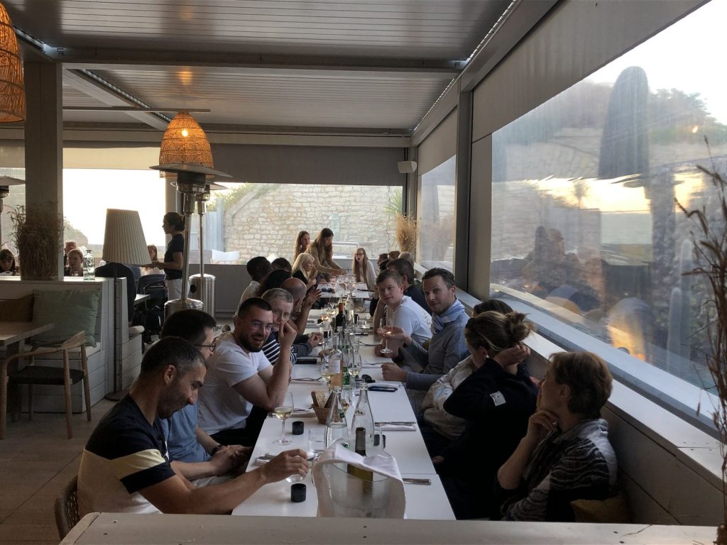 Dîner des participants de Swiss Life autour d’une longue table au restaurant Le Bastion, à Saint-Martin-de-Ré, pendant le séminaire sur l’île de Ré