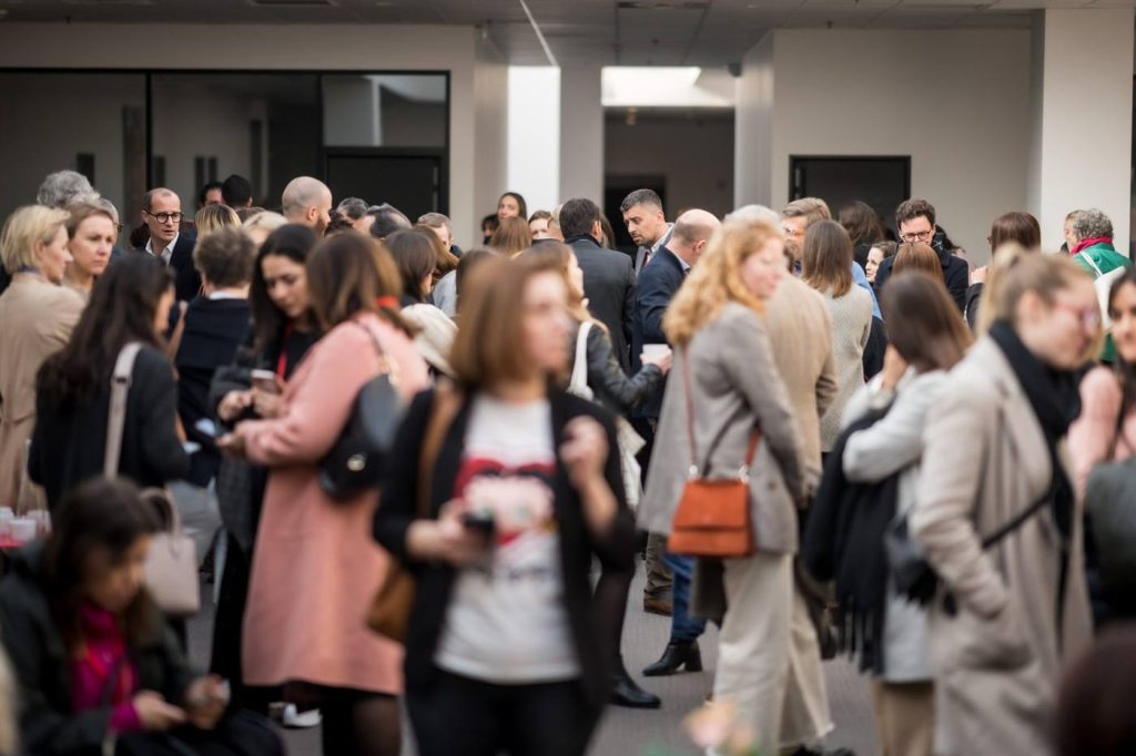 Participants du séminaire international SVR réunis debout dans un espace d’accueil lumineux, à Paris, pendant l’événement organisé par Weevup