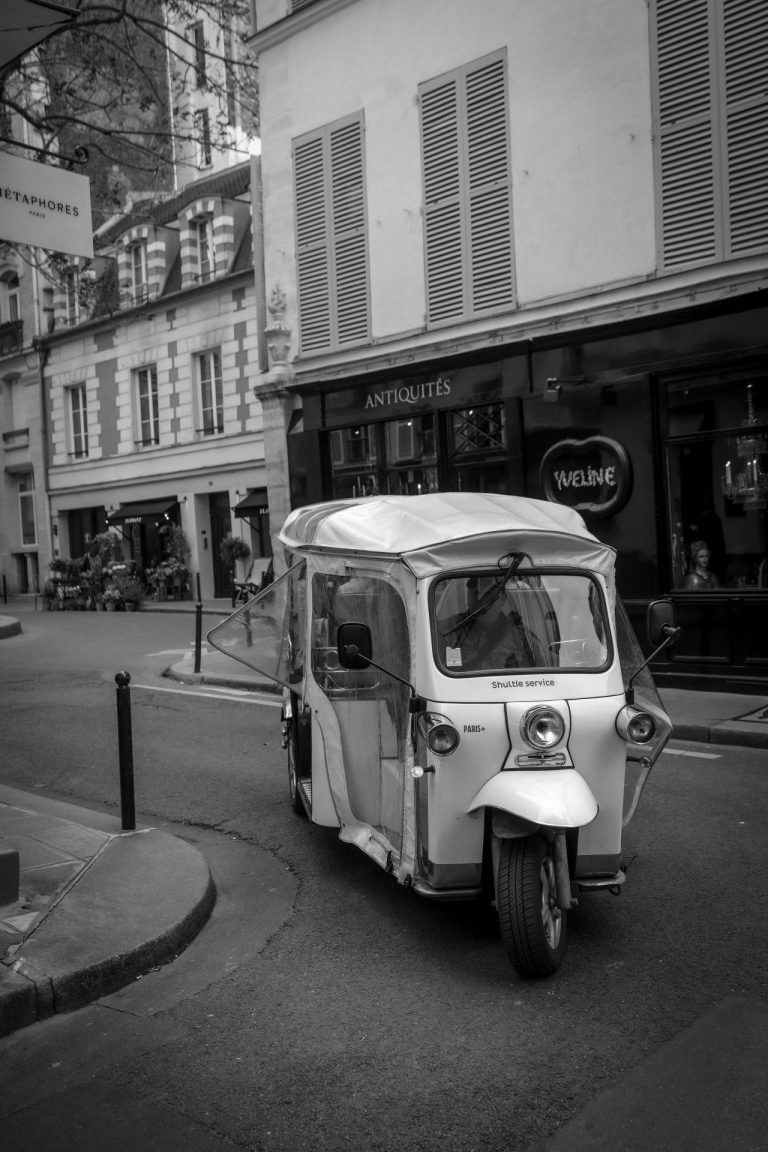 Tuk-tuk dans une rue de Paris, lors du séminaire international SVR (photo en noir et blanc)