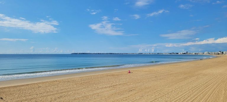 La grande plage de sable de La Baule et sa baie, par temps clair