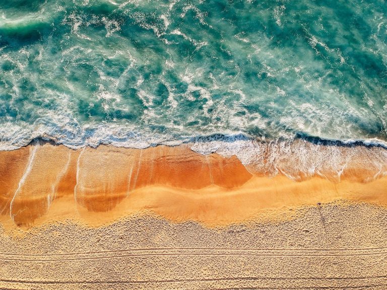Vue aérienne de la plage de la Gravière à Hossegor et des vagues de l’océan Atlantique