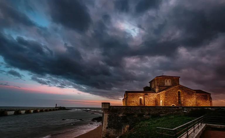 Le prieuré Saint-Nicolas et la jetée, à La Chaume, aux Sables-d’Olonne, sous un ciel d’orage au crépuscule