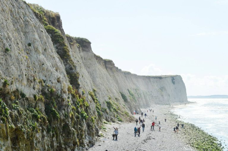 Les falaises de craie du cap Blanc-Nez au-dessus de la plage, sur la Côte d’Opale