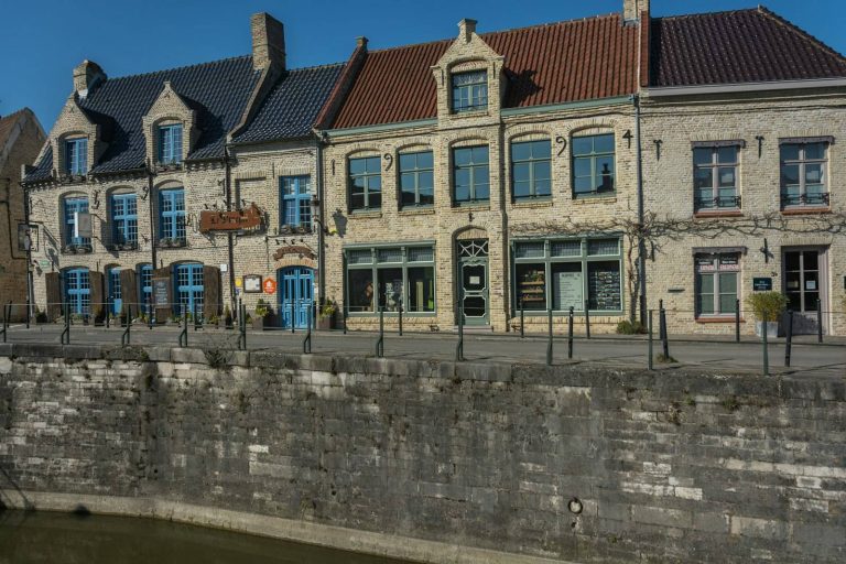 Maisons flamandes en pierre et en brique à Bergues, dans les Flandres