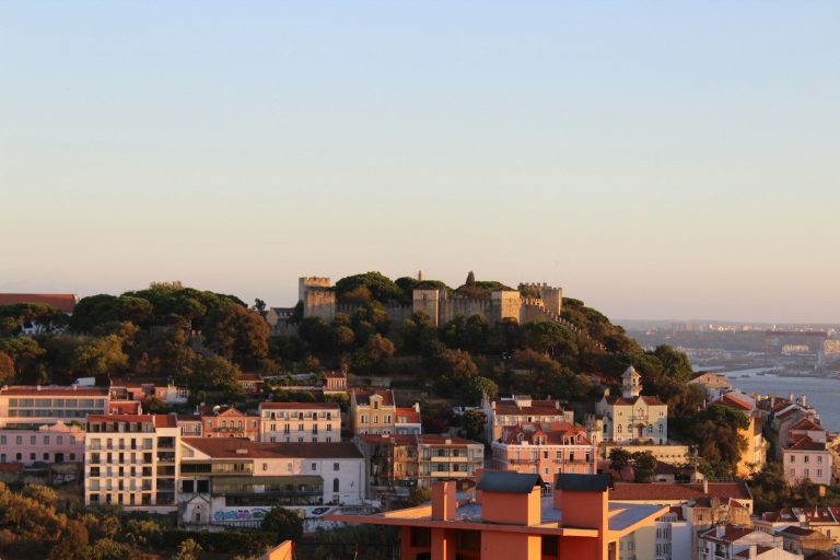 Château Saint-Georges sur sa colline, au-dessus des toits de l’Alfama à Lisbonne