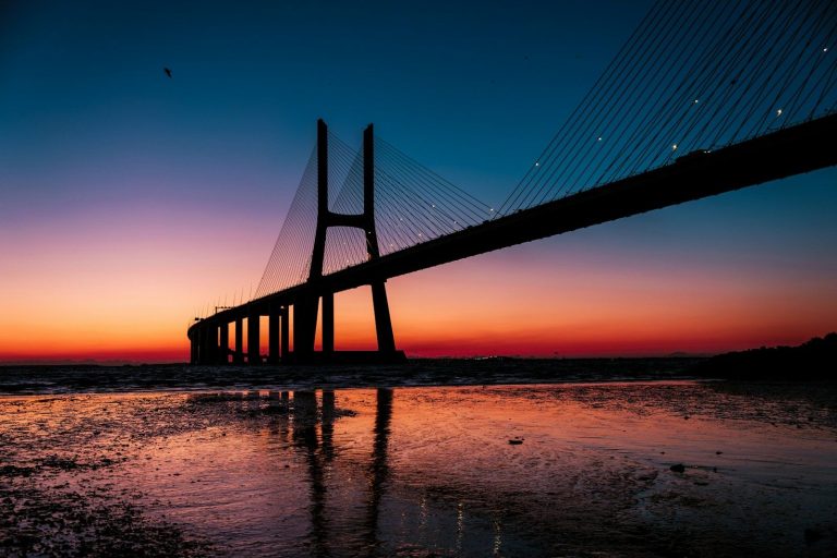 Pont Vasco de Gama au coucher du soleil, au bord du Parque das Nações à Lisbonne