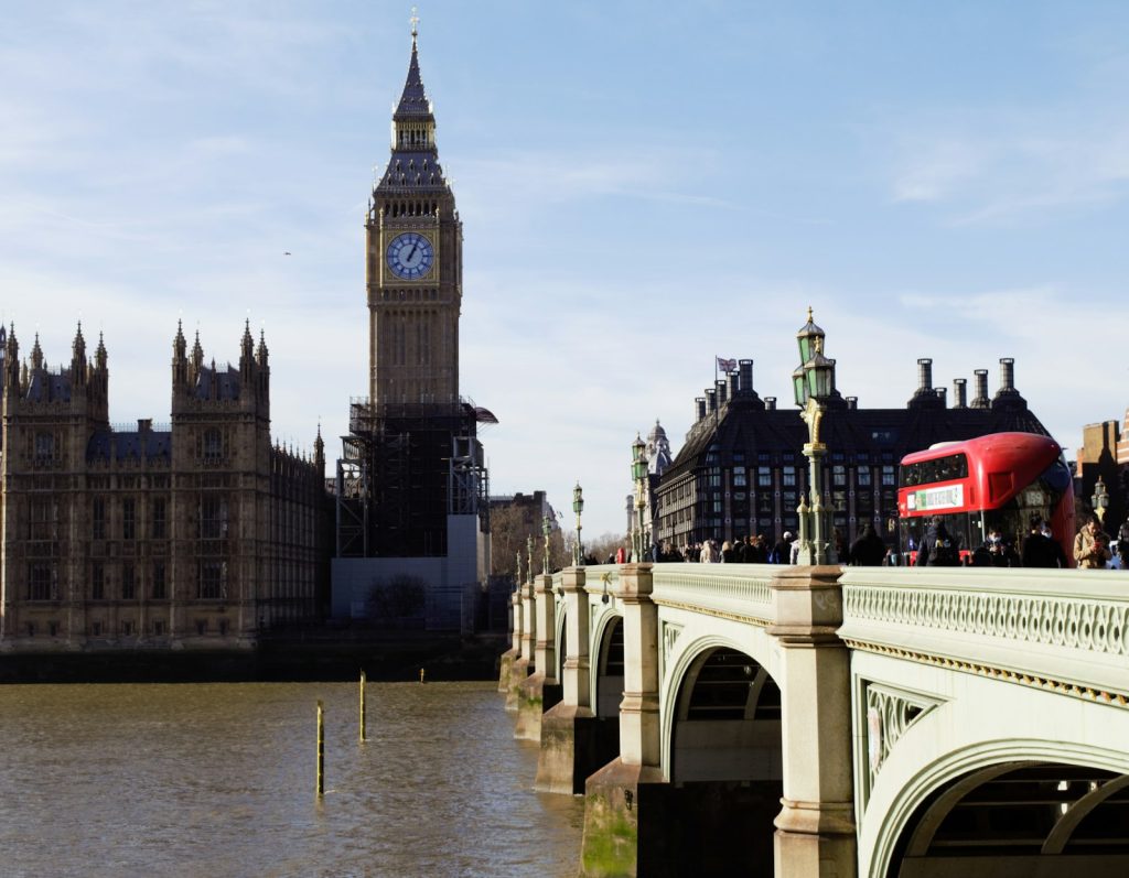Big Ben, le palais de Westminster et un bus rouge à impériale sur le pont de Westminster, à Londres
