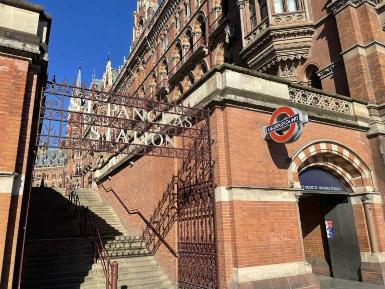 Façade en brique rouge et enseigne de la gare St Pancras, à Londres