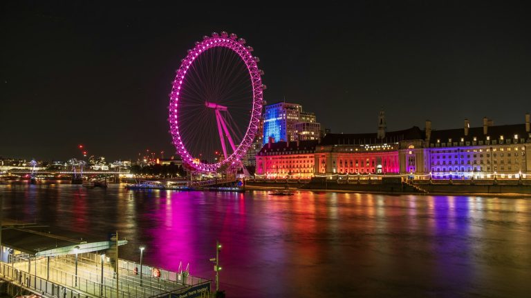 Le London Eye illuminé et la Tamise, la nuit, à Londres