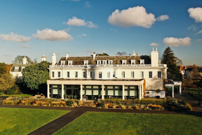 Façade blanche d’un manoir géorgien et ses jardins, à Wimbledon, au sud-ouest de Londres
