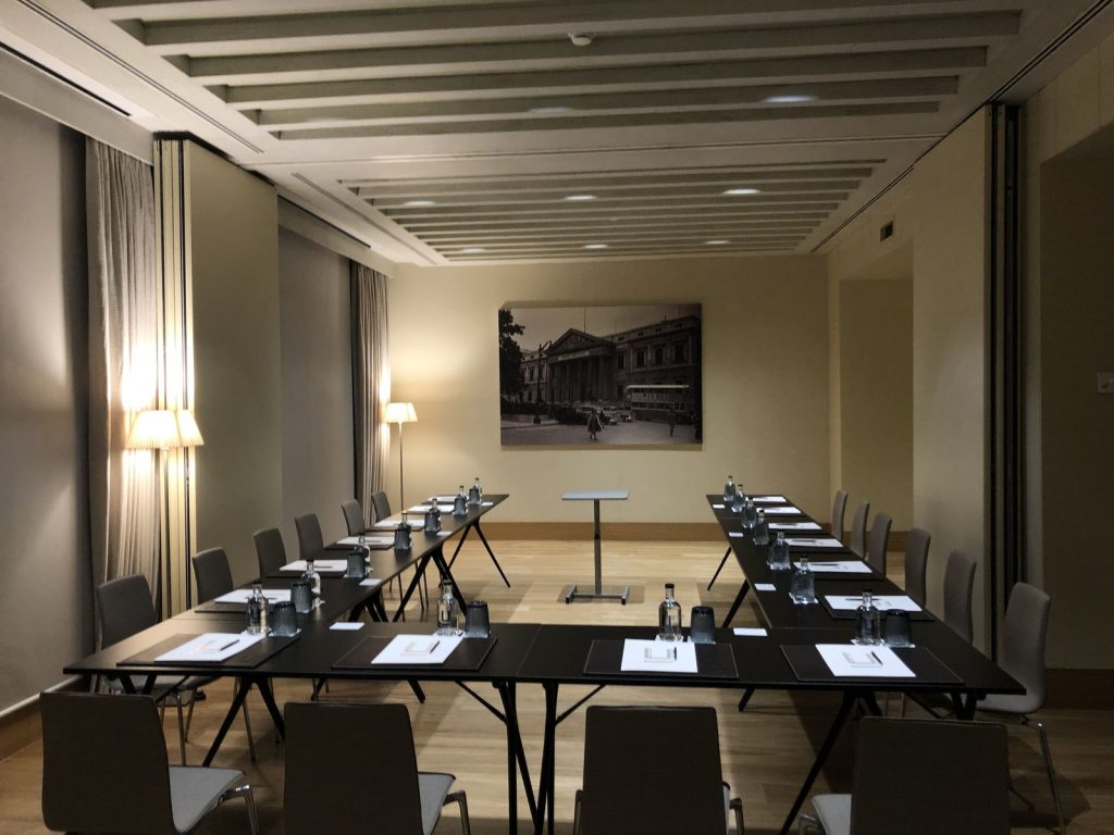 Salle de réunion de l’Hôtel Urso installée en U, avant la séance de travail du séminaire de Norman K à Madrid