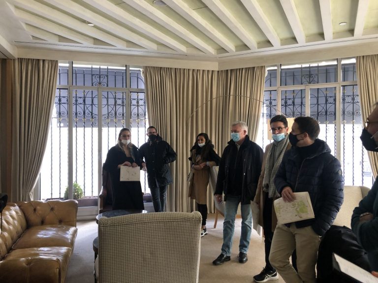 Brief du team building dans un salon de l’Hôtel Urso : participants de Norman K debout, plans de Madrid en main.