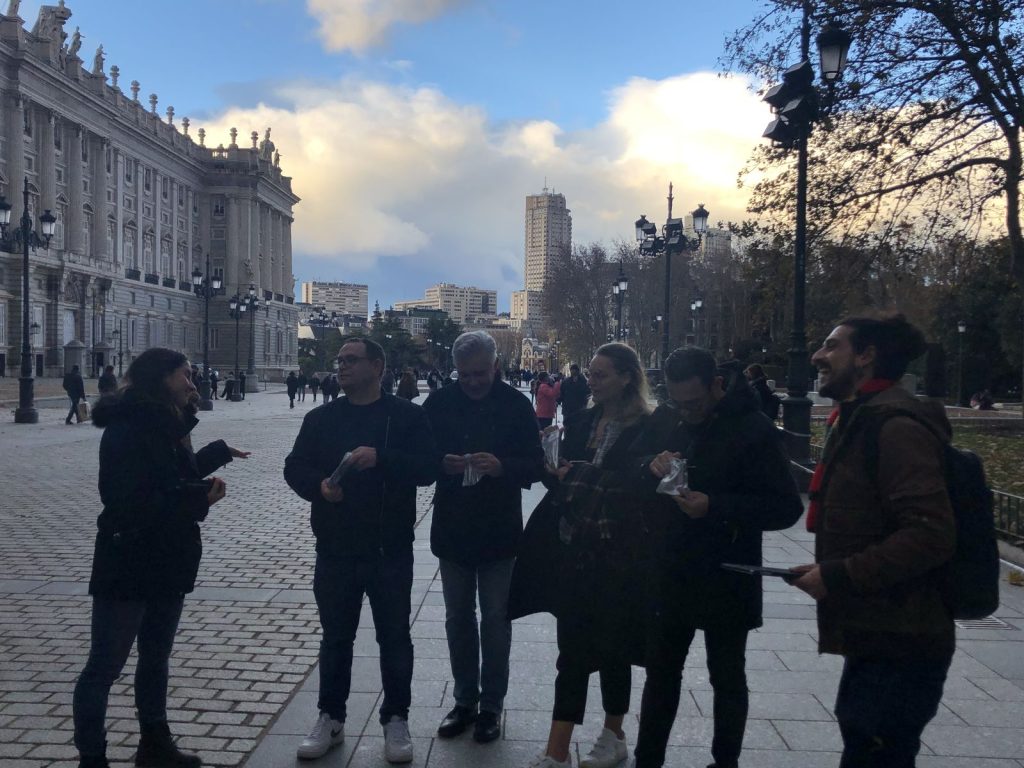 Une équipe de Norman K, tablette en main, pendant le jeu de découverte de Madrid, à côté du Palais royal