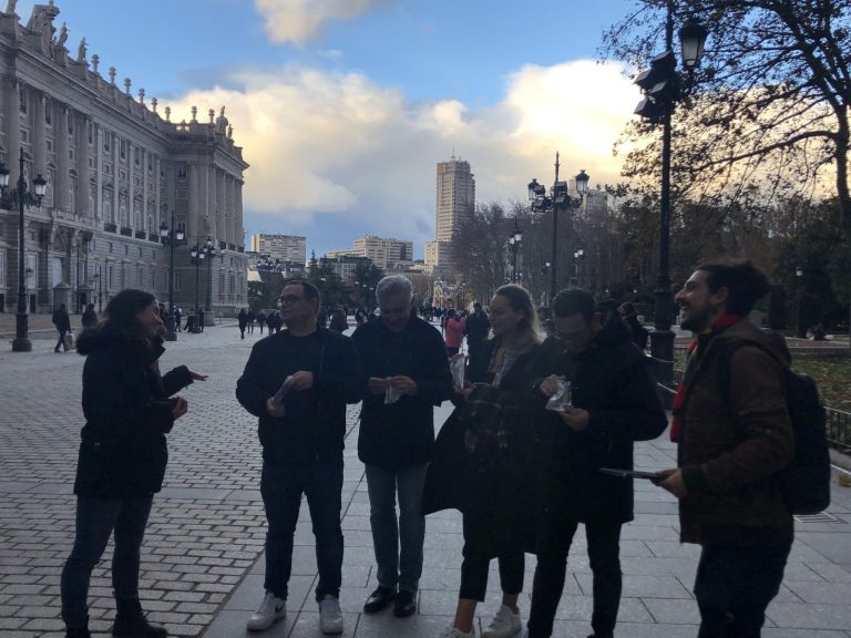 Une équipe de Norman K, tablette en main, pendant le jeu de découverte de Madrid, à côté du Palais royal.