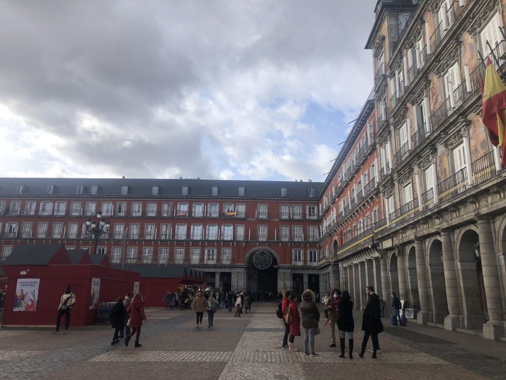 La Plaza Mayor de Madrid, ses arcades et son marché de Noël, le dernier jour du séminaire de Norman K