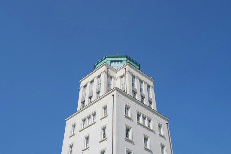 Immeuble blanc au toit vert sous un ciel bleu, à Marne-la-Vallée