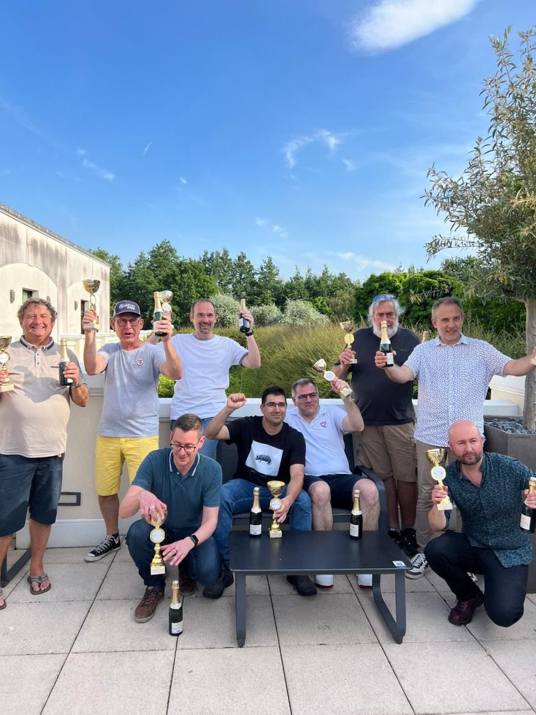 L’équipe gagnante de la course de Formules 1 en carton de Partecis brandit ses coupes sur la terrasse de son hôtel de Marne-la-Vallée