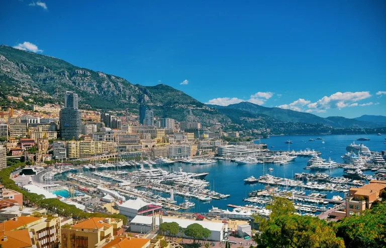 Le port Hercule et les immeubles de Monte-Carlo, au pied des montagnes, à Monaco