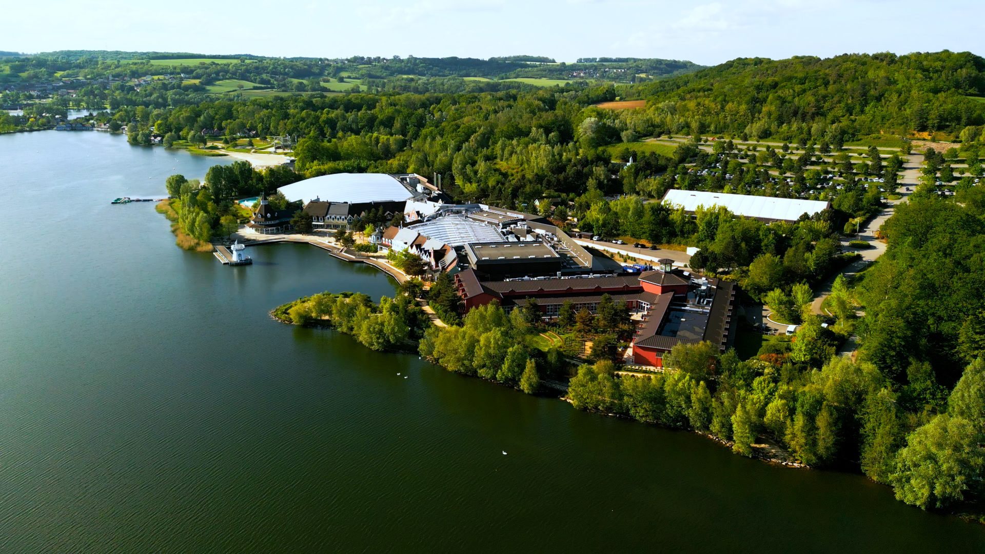 Vue aérienne du Center Parcs du Lac d'Aillette, entre lac et collines boisées, cadre du séminaire de 900 personnes organisé par Weevup pour KPMG