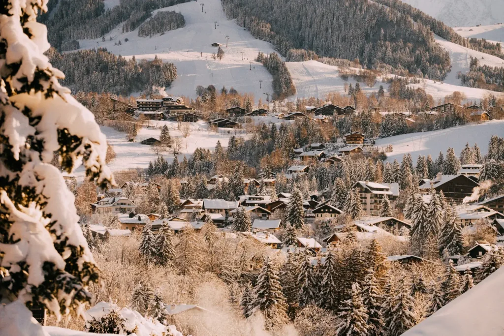Les chalets et les pistes de Megève sous la neige, entre les sapins