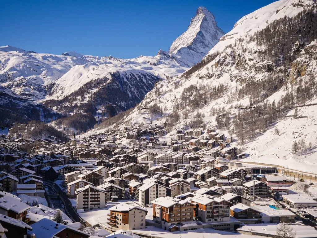 Le village de Zermatt sous la neige, au pied du Cervin, dans le Valais, en Suisse