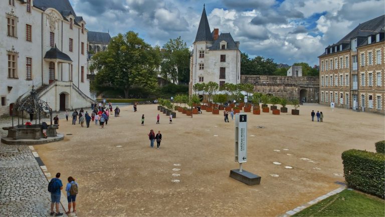 Cour intérieure du Château des ducs de Bretagne, à Nantes, et son grand logis